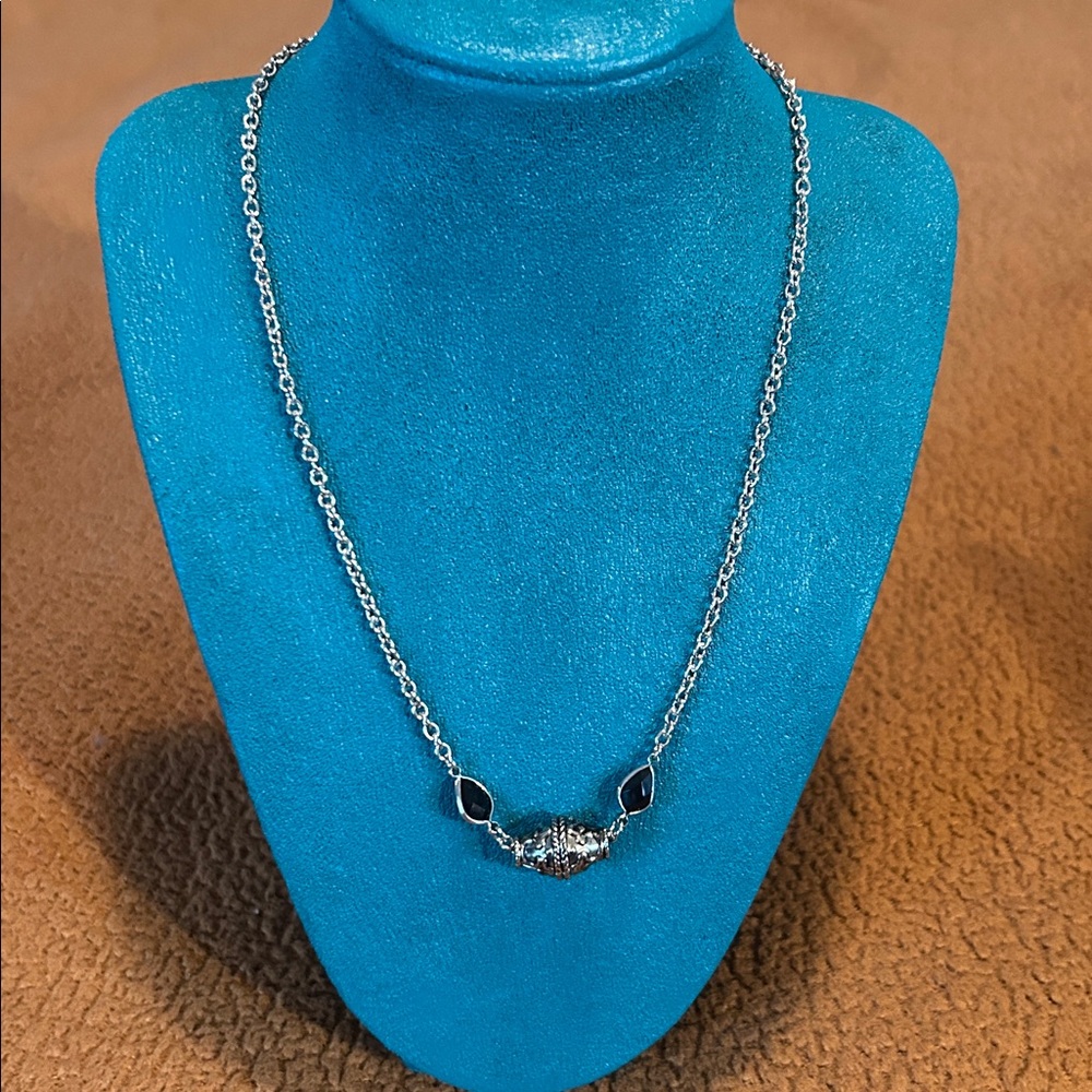 Elegant Silver Pendant Necklace - Picture 7 of 8